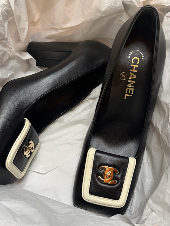 CHANEL Shoes - CHANEL 26S Black & Ivory Leather Turnlock Lady Square Toe Heels Pumps Size 38.5